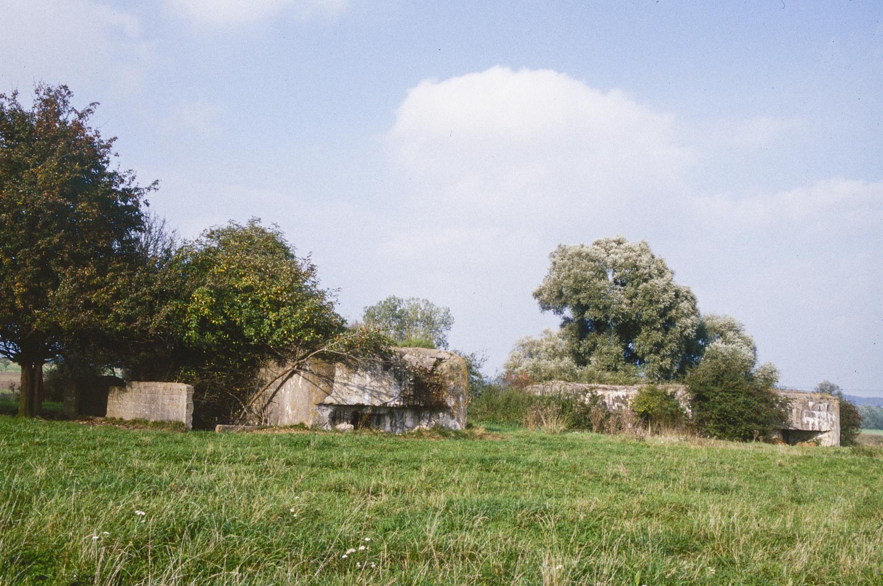 Ligne Maginot - C14 - CONFLUENT 1 - (Blockhaus pour canon) - Le blockhaus C14 et à droite le STG MC30 - MANSUY Michel