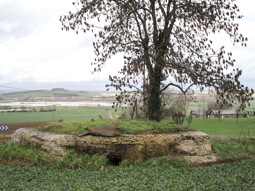 Ligne Maginot - 14A - FERME DE BLANCHAMPAGNE - (Blockhaus pour arme infanterie) - L'entrée, vers le nord, A103 à l'arrière plan