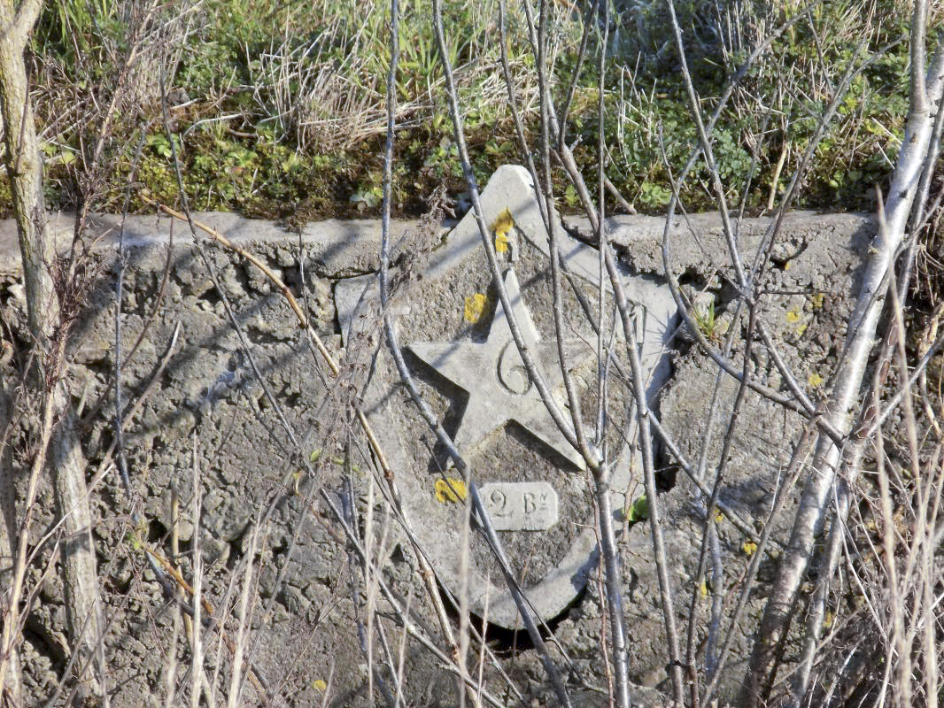 Ligne Maginot - 23A - FORGES DE BREVILLY - (Blockhaus pour arme infanterie) - Pris du sud ouest avec détail commémoratif: 2ème Bataillon Genie (... à vérifier...) - R Tucker