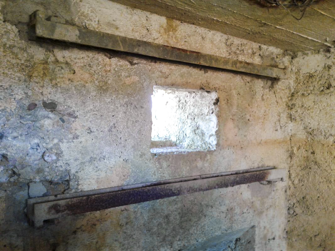 Ligne Maginot - 25B - BULTY SUD - (Blockhaus pour arme infanterie) - Créneau de droite. cornière pour volet d'embrasure coulissant encore en place.