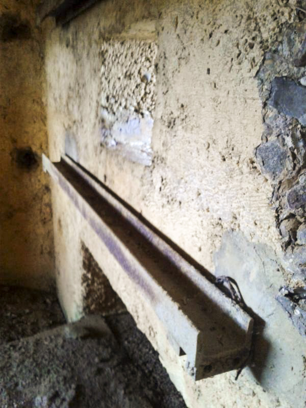 Ligne Maginot - 25B - BULTY SUD - (Blockhaus pour arme infanterie) - Créneau central.
Vue rapprochée d'une cornière pour volet d'embrasure coulissant.