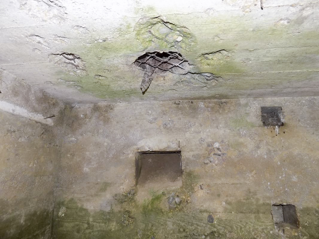 Ligne Maginot - 28 - FOND DE TURGEON - (Blockhaus pour arme infanterie) - Face frontale, créneau FM avec cheminé de ventilation