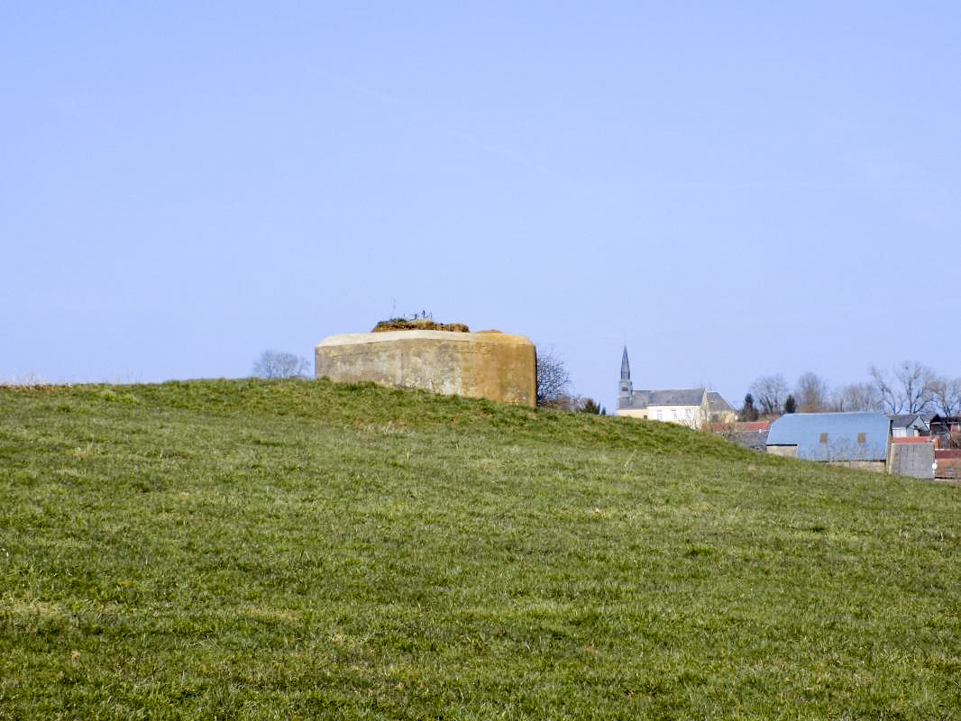 Ligne Maginot - 29B - TRUC DES CHANVRES - (Blockhaus pour canon) - Face droite avec l'église de Euilly à l'arrière plan - R Tucker