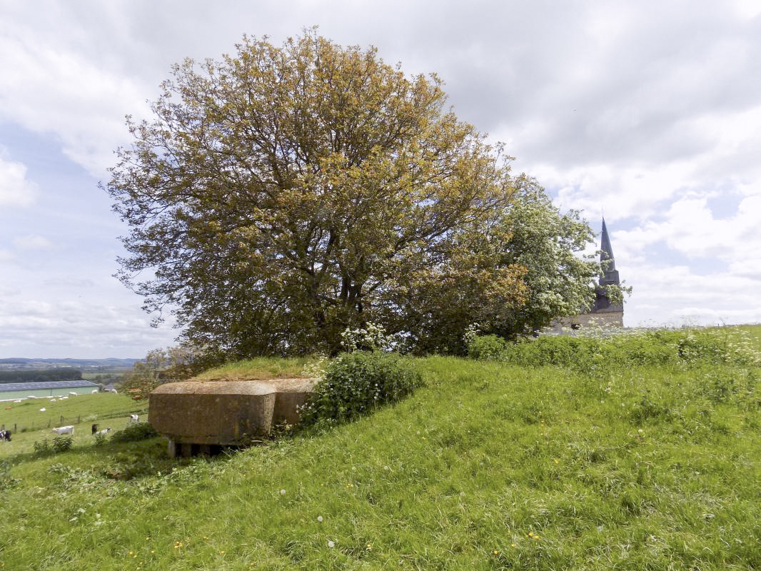 Ligne Maginot - 29C - EUILLY NORD - (Blockhaus pour arme infanterie) - Pris du nord-est avec l'église d'Euilly.