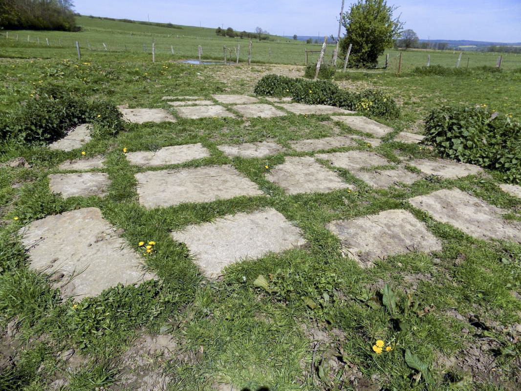 Ligne Maginot - 31TER - FOND DE LA CHAUSSEE EST - (Blockhaus pour canon) - Bizarre arrangement des blocs du béton par terre à 100m nord-ouest du bloc.