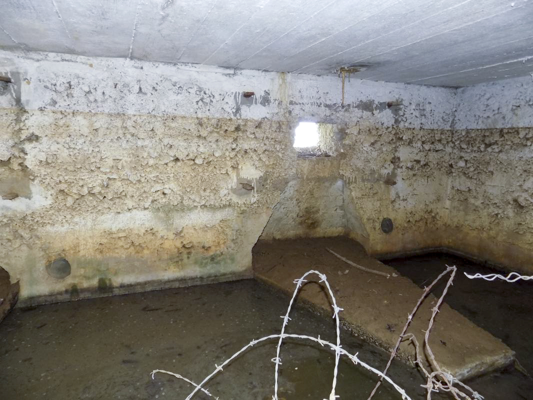 Ligne Maginot - 32A - RUISSEAU DU RIGEL - (Blockhaus pour arme infanterie) - Face frontale, créneau Hotchkiss droite