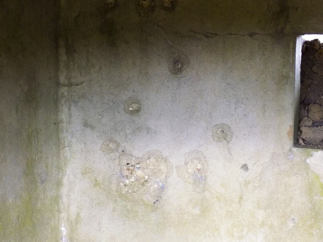 Ligne Maginot - LE BOCHET - (Blockhaus pour canon) - Face frontale, détails des impacts de balles