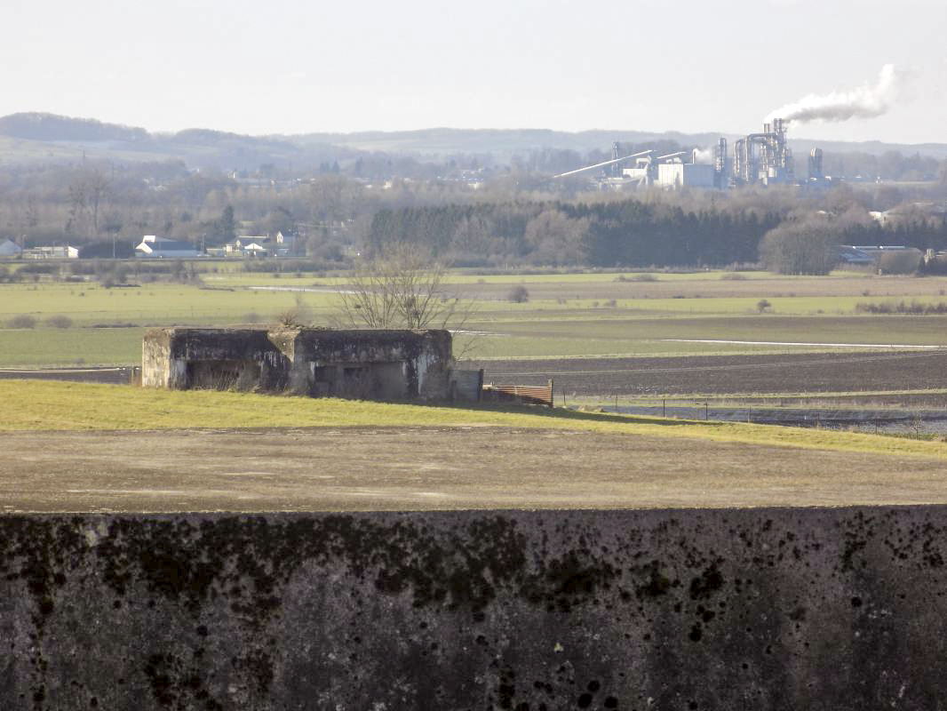 Ligne Maginot - BULTY NORD - (Blockhaus pour canon) - Face droite avec A92 Prix du Loup à l'arrière plan - R Tucker