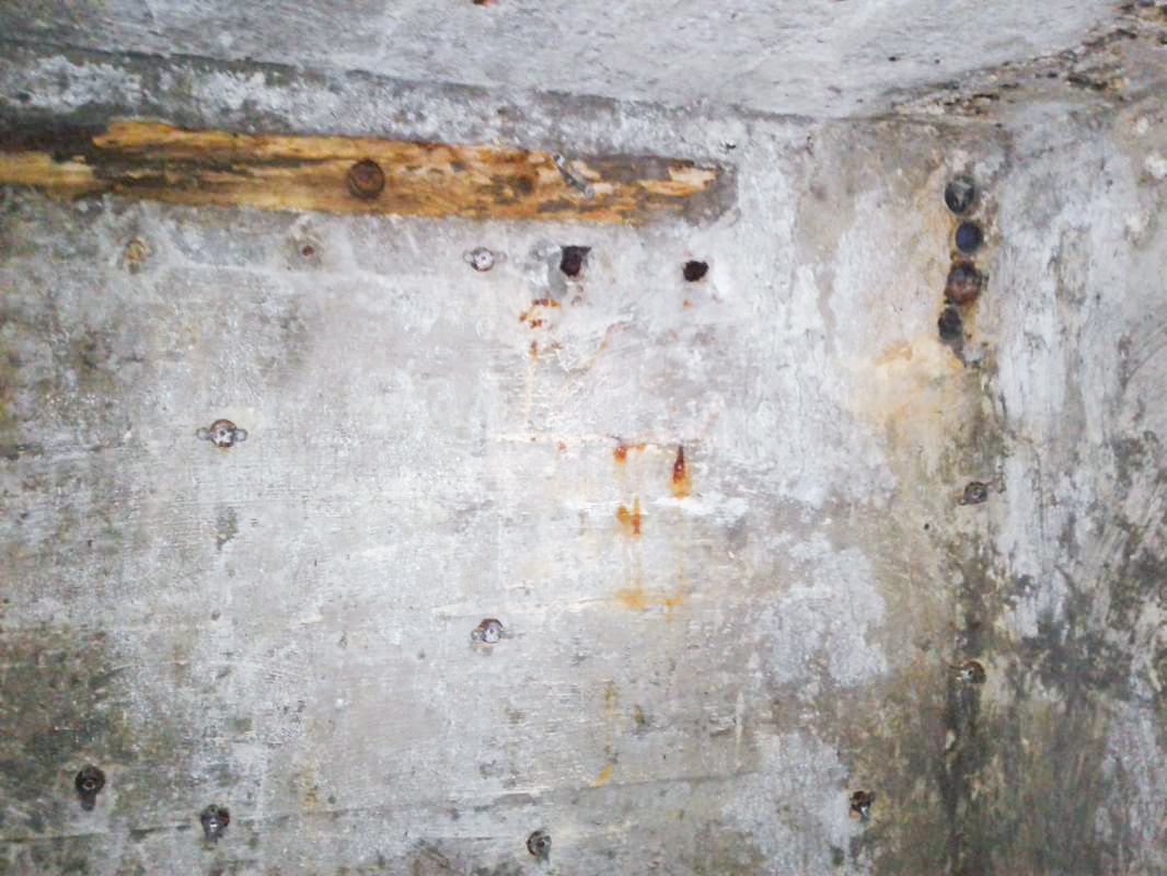 Ligne Maginot - CERNAY - (Central téléphonique d'observation) - Cloison intérieure. Vestiges de tableau et de colliers de fixation pour câbles électriques et téléphoniques.