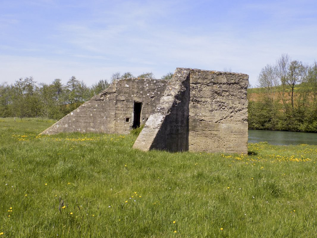 Ligne Maginot - COUPURE DE VAVENY - (Stand de tir) - La petite salle avec créneau en haut , peut-être pour vérifier que il n'y a pas des véhicules sur la route Mouzon/Douzy... - R Tucker