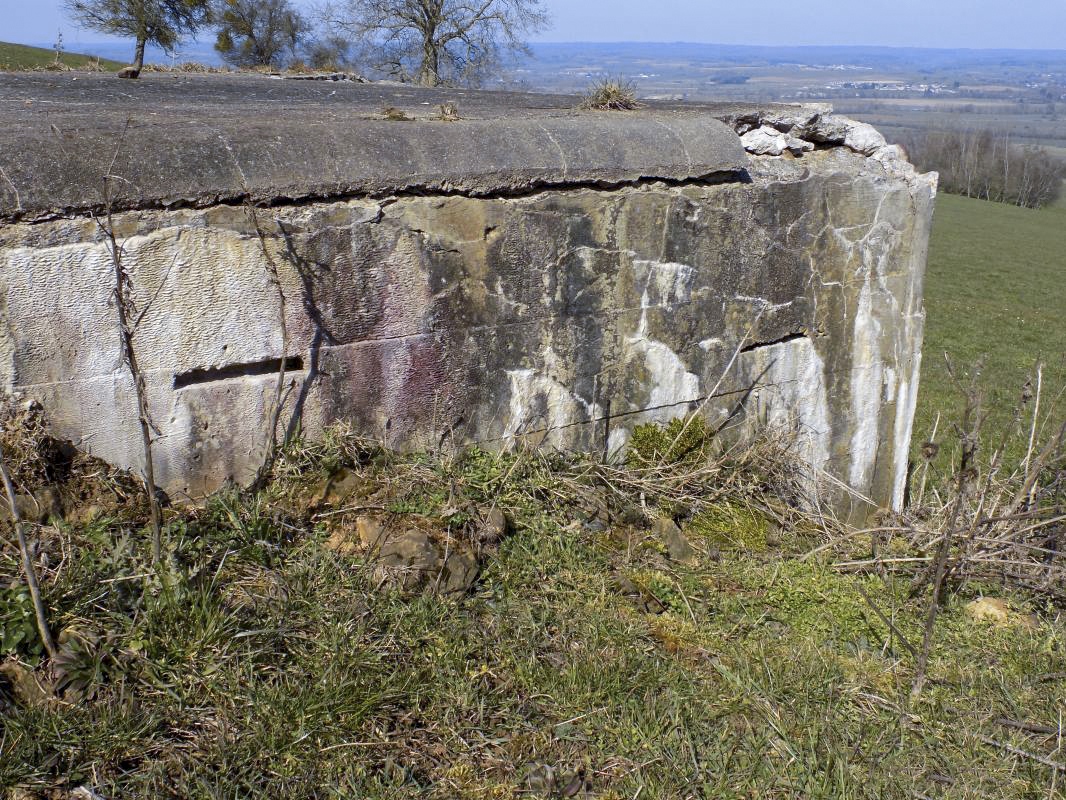 Ligne Maginot - LE CHENELET CENTRE - (Blockhaus pour canon) - Face droite 
Avec ses étranges ouvertures horizontales, restes de coffrage ?