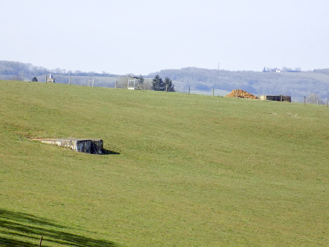 Ligne Maginot - LE CHENELET CENTRE - (Blockhaus pour canon) - Pris du sud-est: Le Chenelet Centre à gauche et 10A à droite