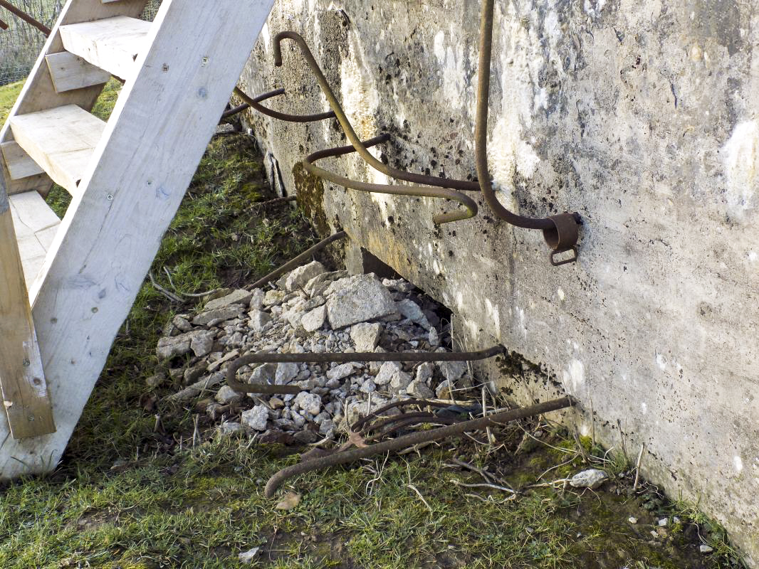 Ligne Maginot - MAIRY NORD-OUEST - (Blockhaus pour arme infanterie) - L'entrée, noter le fer pour du béton armée non achevée