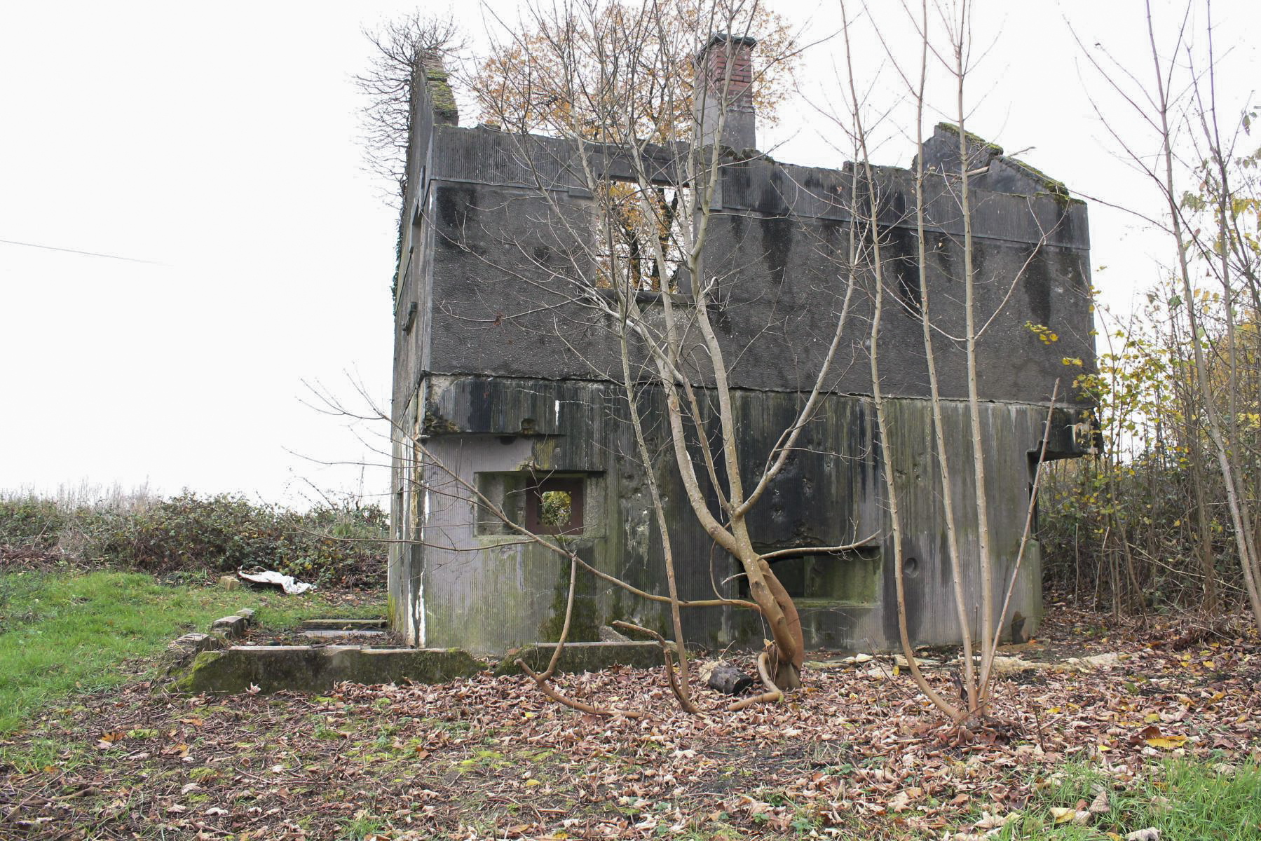 Ligne Maginot - MF21 - X - MOGUES - (Poste GRM - Maison Forte) - Le créneau pour le canon antichar et, un créneau pour FM sur la gauche - Jean Yves Mary