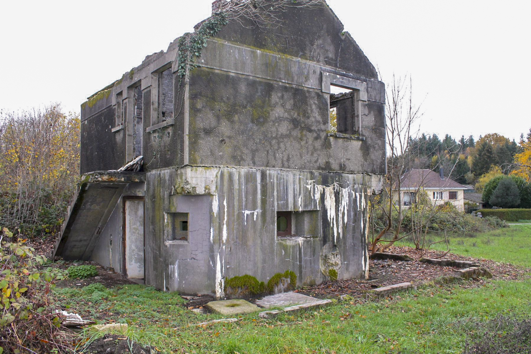 Ligne Maginot - MF21 - X - MOGUES - (Poste GRM - Maison Forte) - L'entrée à gauche, un créneau de fusillade  et un créneau pour FM à droite - Jean Yves Mary