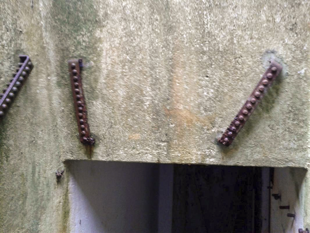 Ligne Maginot - 13 - (Chambre de coupure) - Le puits d'accès. Détail des fixations pour câbles. - Fabrice THOMASSIN