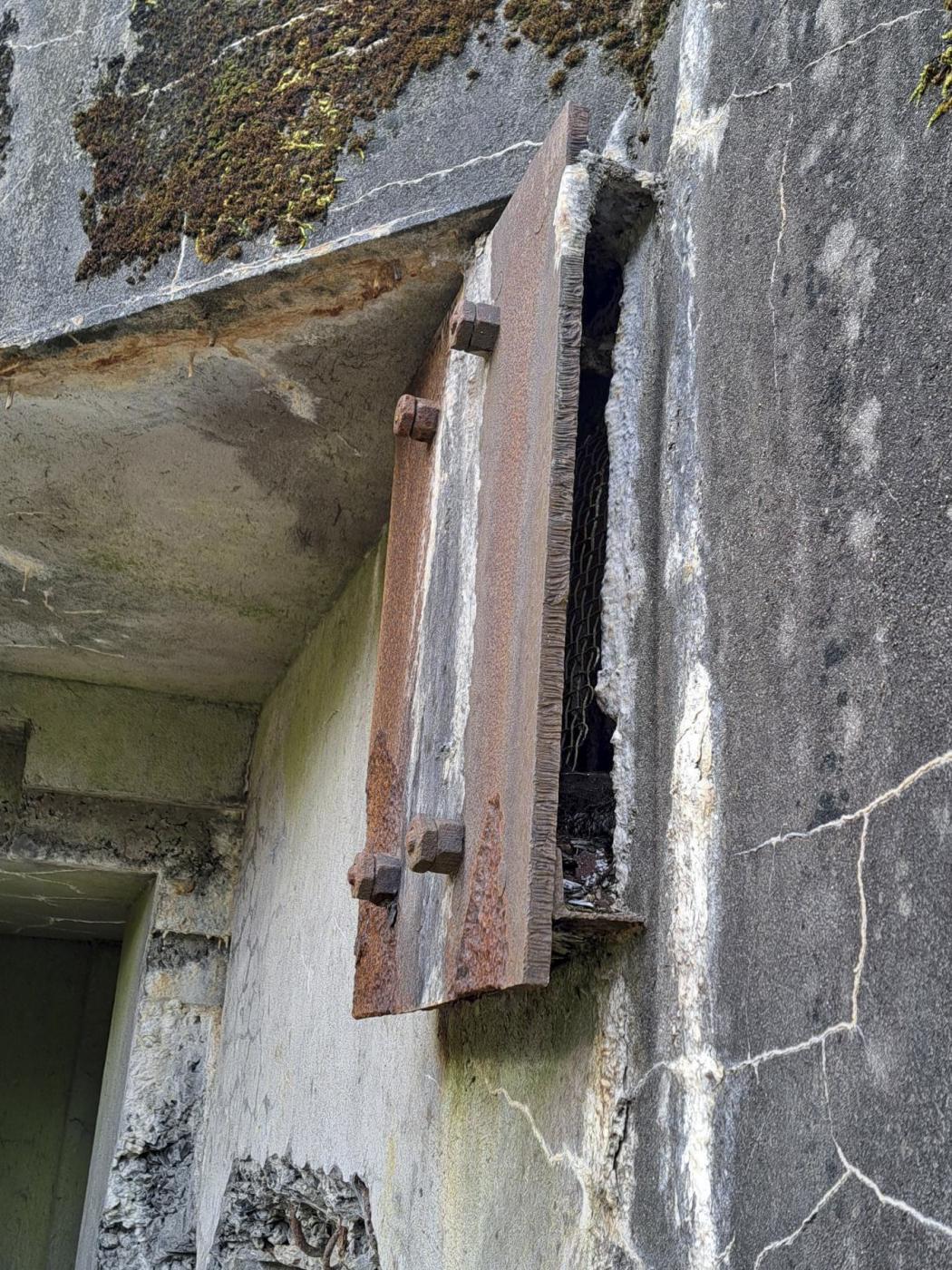 Ligne Maginot - A36 - FORT JEAN DIOT - (Blockhaus pour canon) - Plaque de blindage du conduit d'aspiration d'air - face extérieure. - ANDRE Philippe