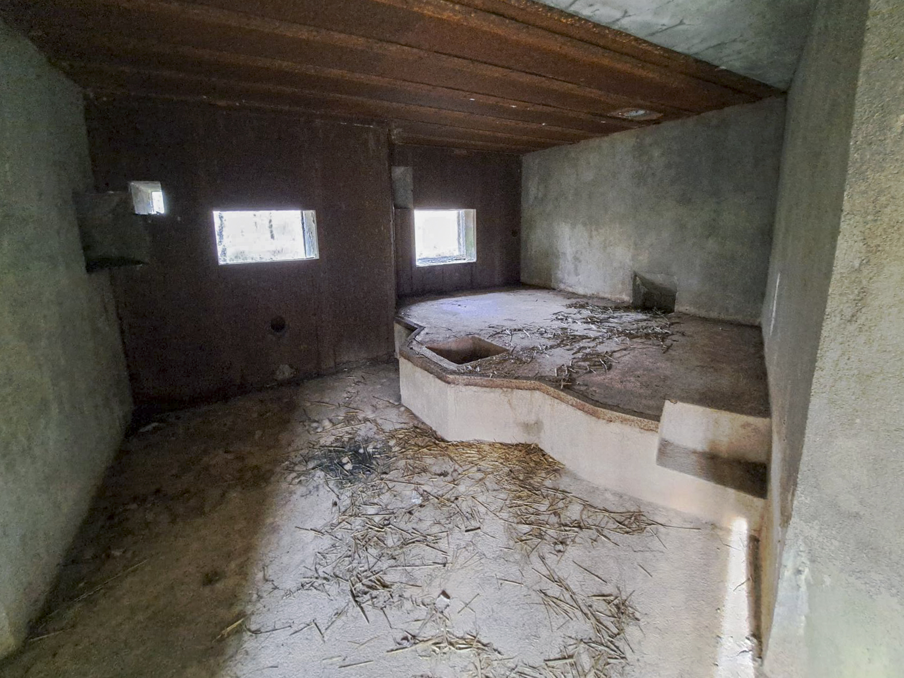 Ligne Maginot - A36 - FORT JEAN DIOT - (Blockhaus pour canon) - Chambre de tir gauche avec la plateforme surélevée pour la pièce AC - ANDRE Philippe