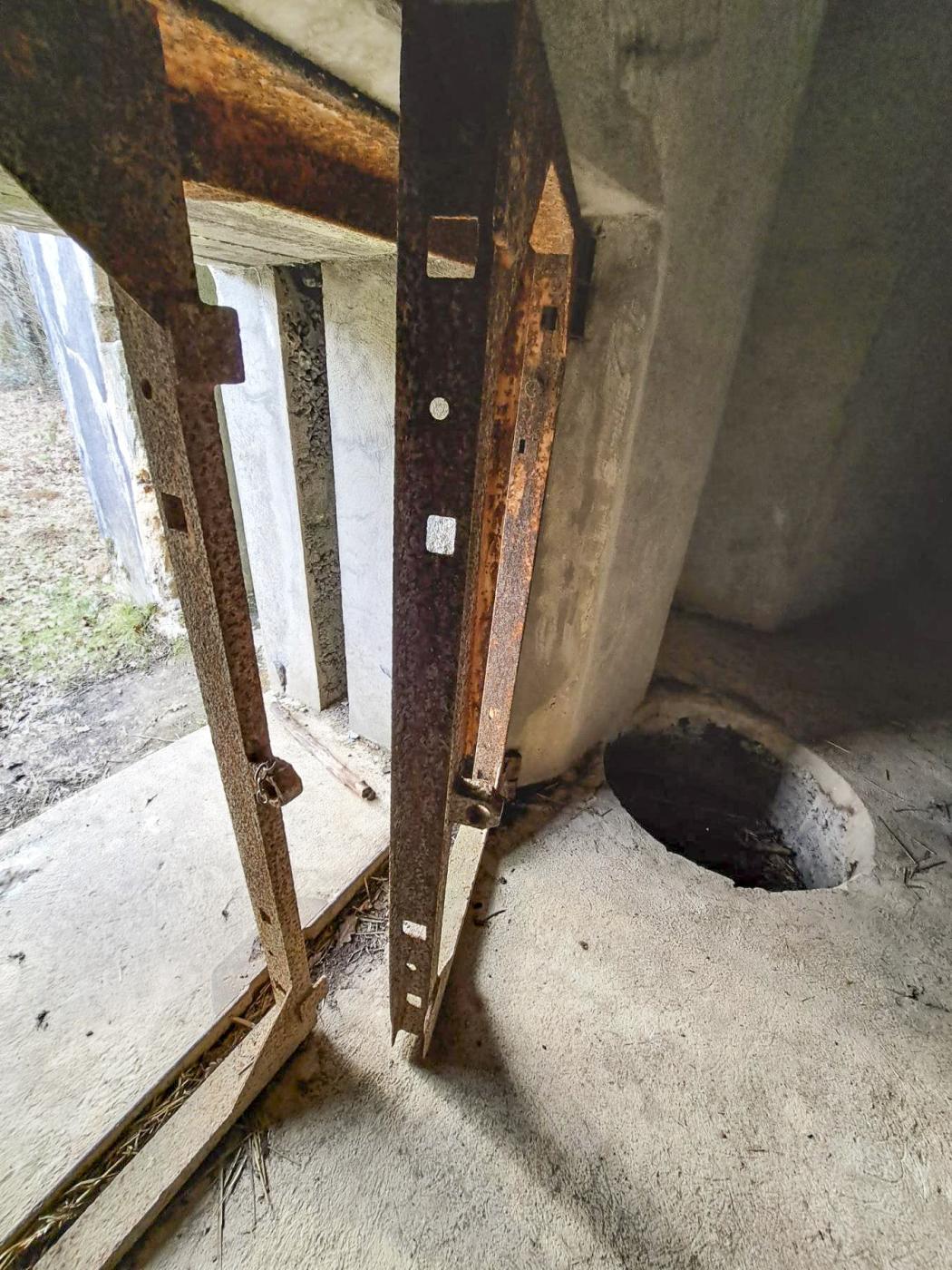 Ligne Maginot - A36 - FORT JEAN DIOT - (Blockhaus pour canon) - Encoche verticale pour le placement de rails et encadrement de la porte.  - ANDRE Philippe
