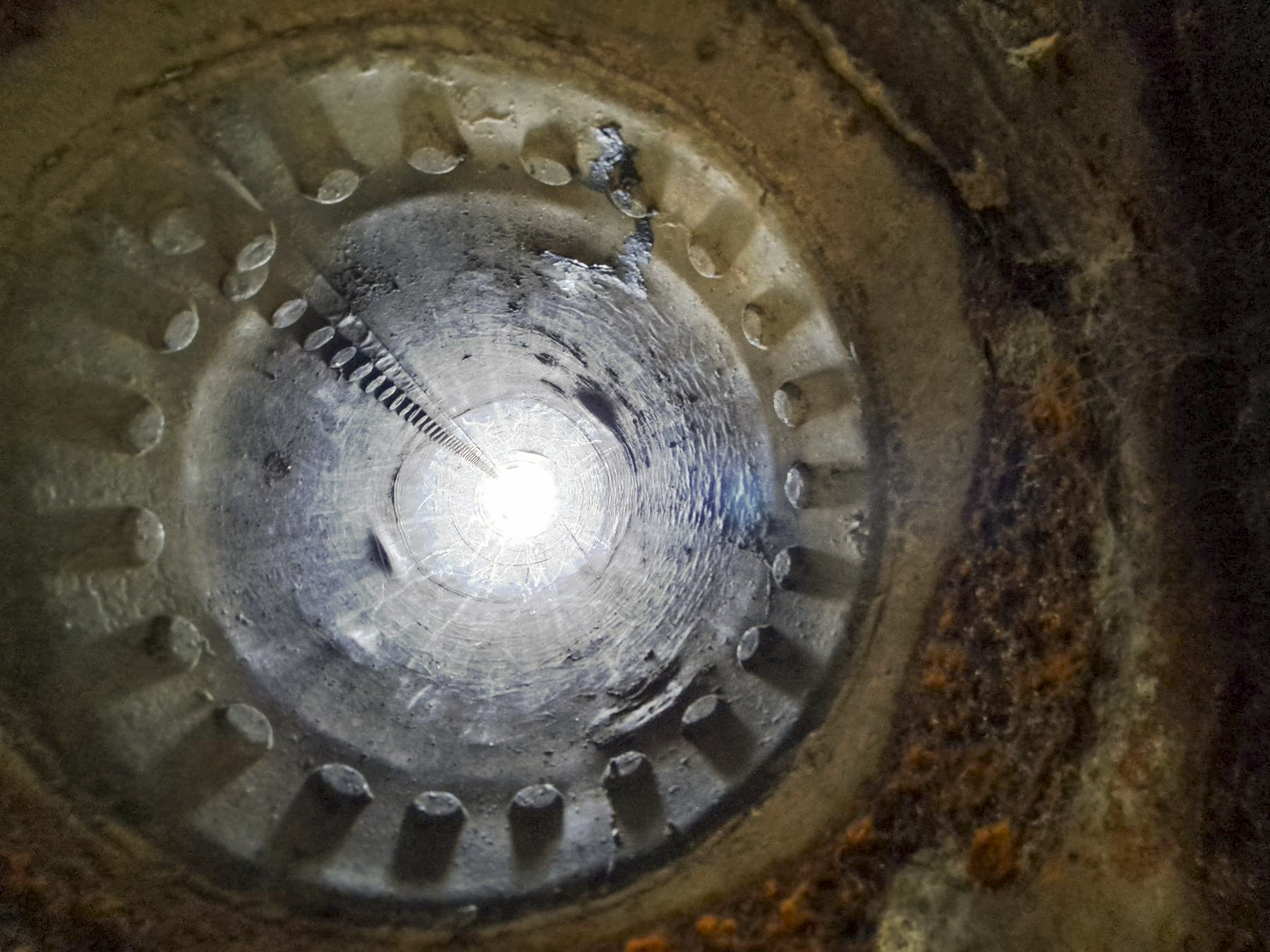 Ligne Maginot - A36 - FORT JEAN DIOT - (Blockhaus pour canon) - Chambre de tir gauche. Vue perpendiculaire du conduit métallique. - ANDRE Philippe