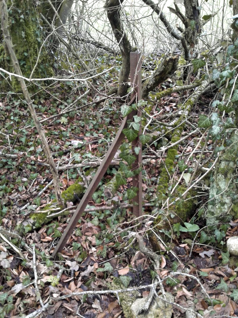 Ligne Maginot - 33 - (Chambre de coupure) - Deux piquets d'angle de la clôture sont encore en place. Ici, le piquet Sud-Ouest.  - Fabrice THOMASSIN