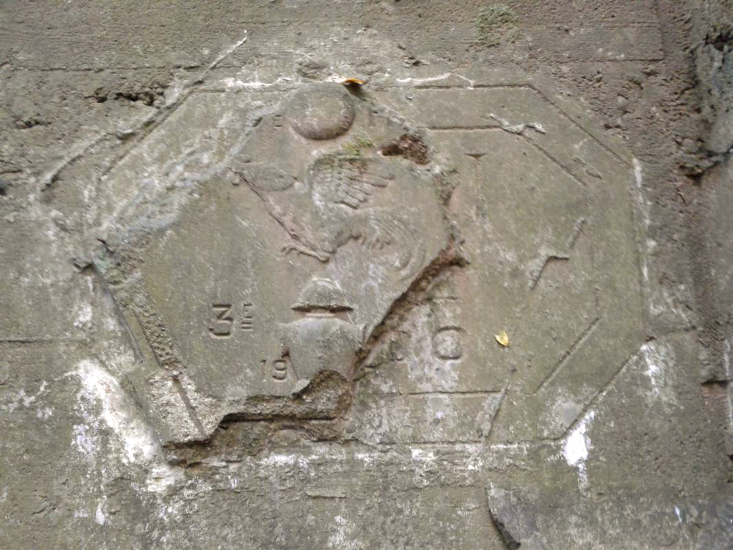 Ligne Maginot - 66TER - BOIS LE SART NORD - (Blockhaus pour arme infanterie) - Cartouche au dessus de l'entrée.