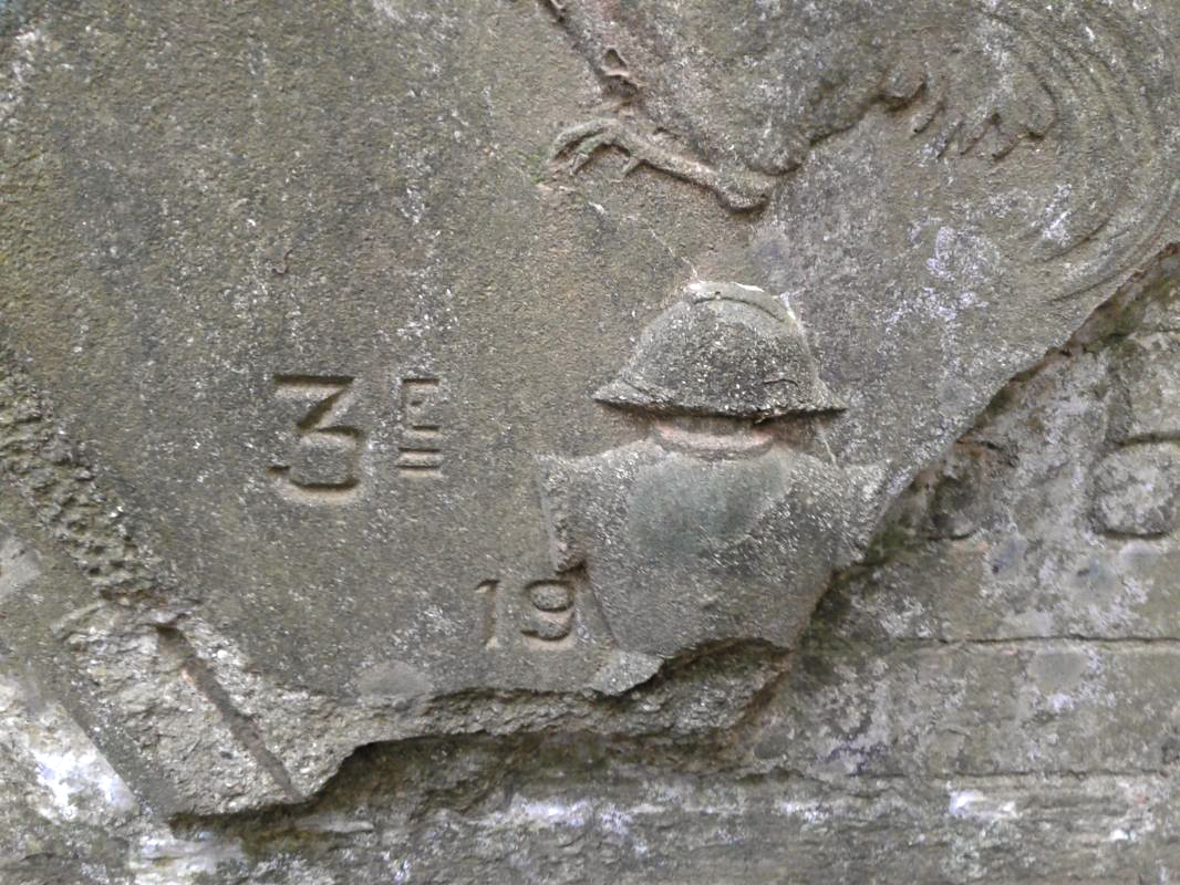 Ligne Maginot - 66TER - BOIS LE SART NORD - (Blockhaus pour arme infanterie) - Cartouche au dessus de l'entrée (détail de la cuirasse & du casque)