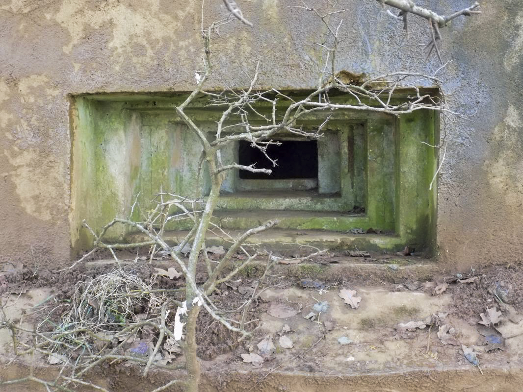 Ligne Maginot - 74BIS - LE GEAI - (Blockhaus pour arme infanterie) - Face frontale, créneau gauche