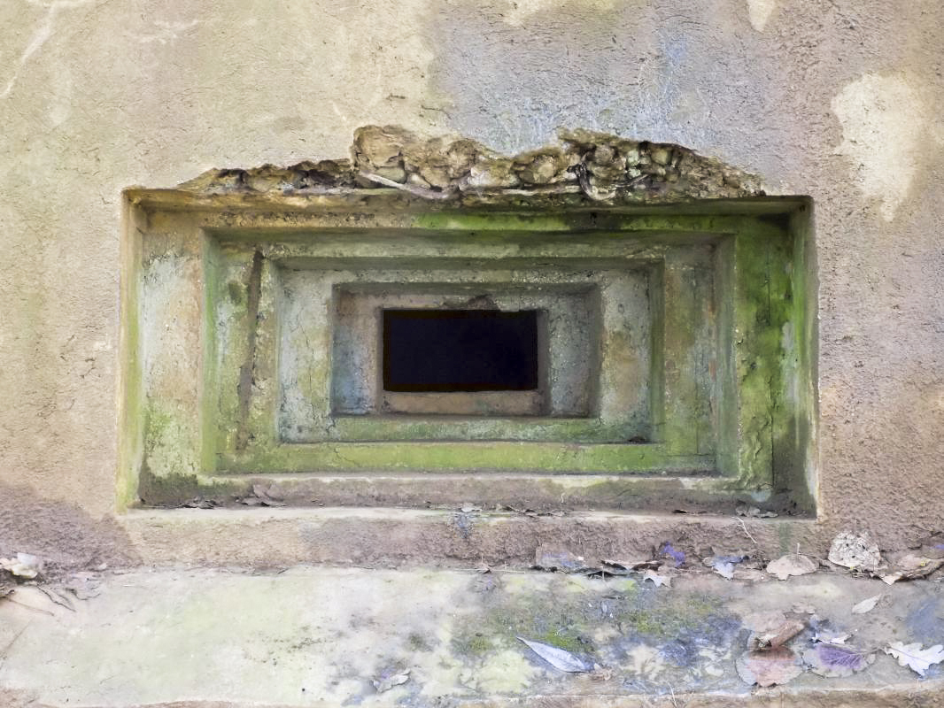 Ligne Maginot - 74BIS - LE GEAI - (Blockhaus pour arme infanterie) - Face frontale, créneau droite