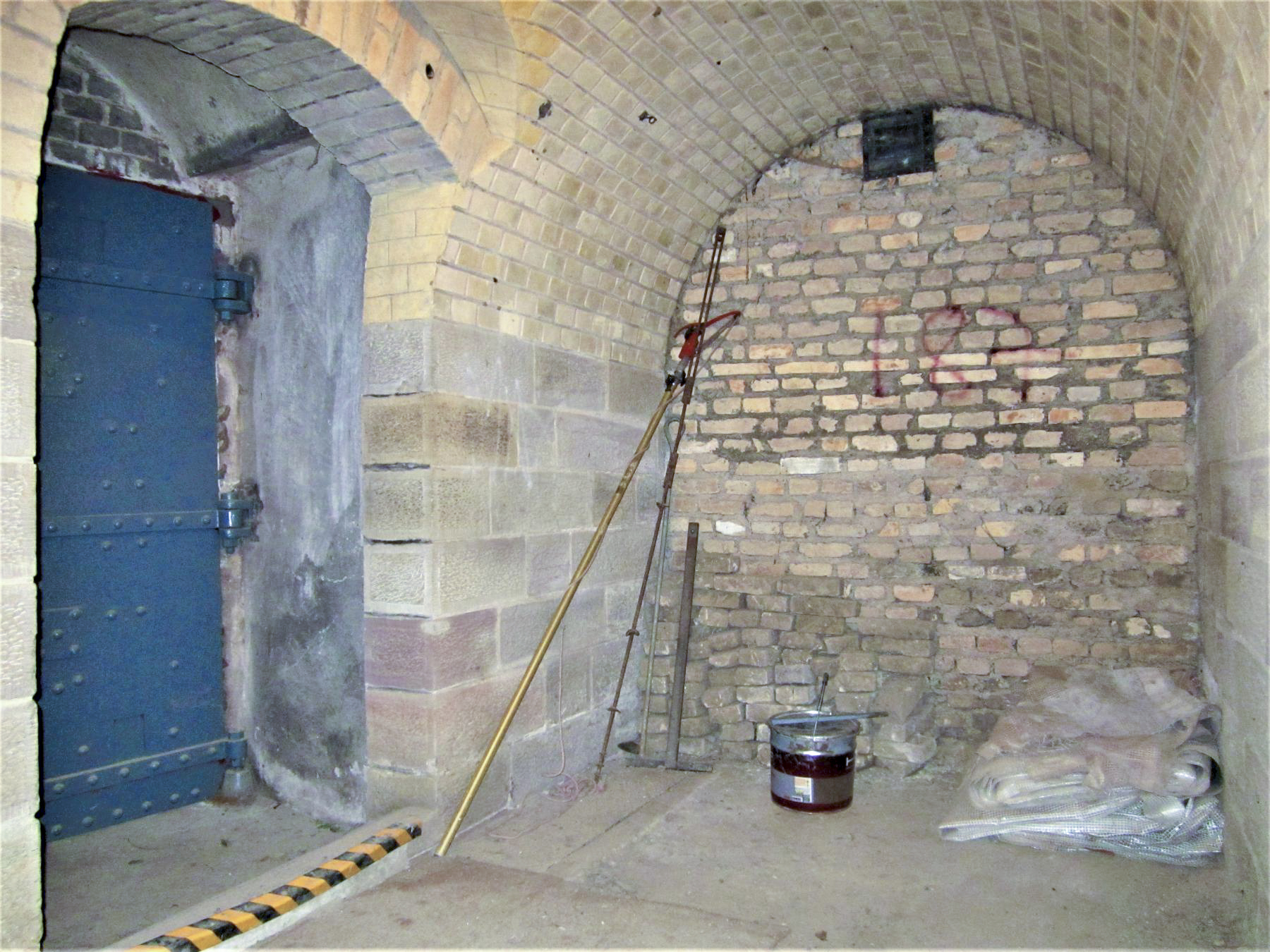 Ligne Maginot - FORT DUCROT - (PC de Secteur) - Accès au rempart du front de gorge depuis l'étage du casernement
Un des accès à été muré par les français