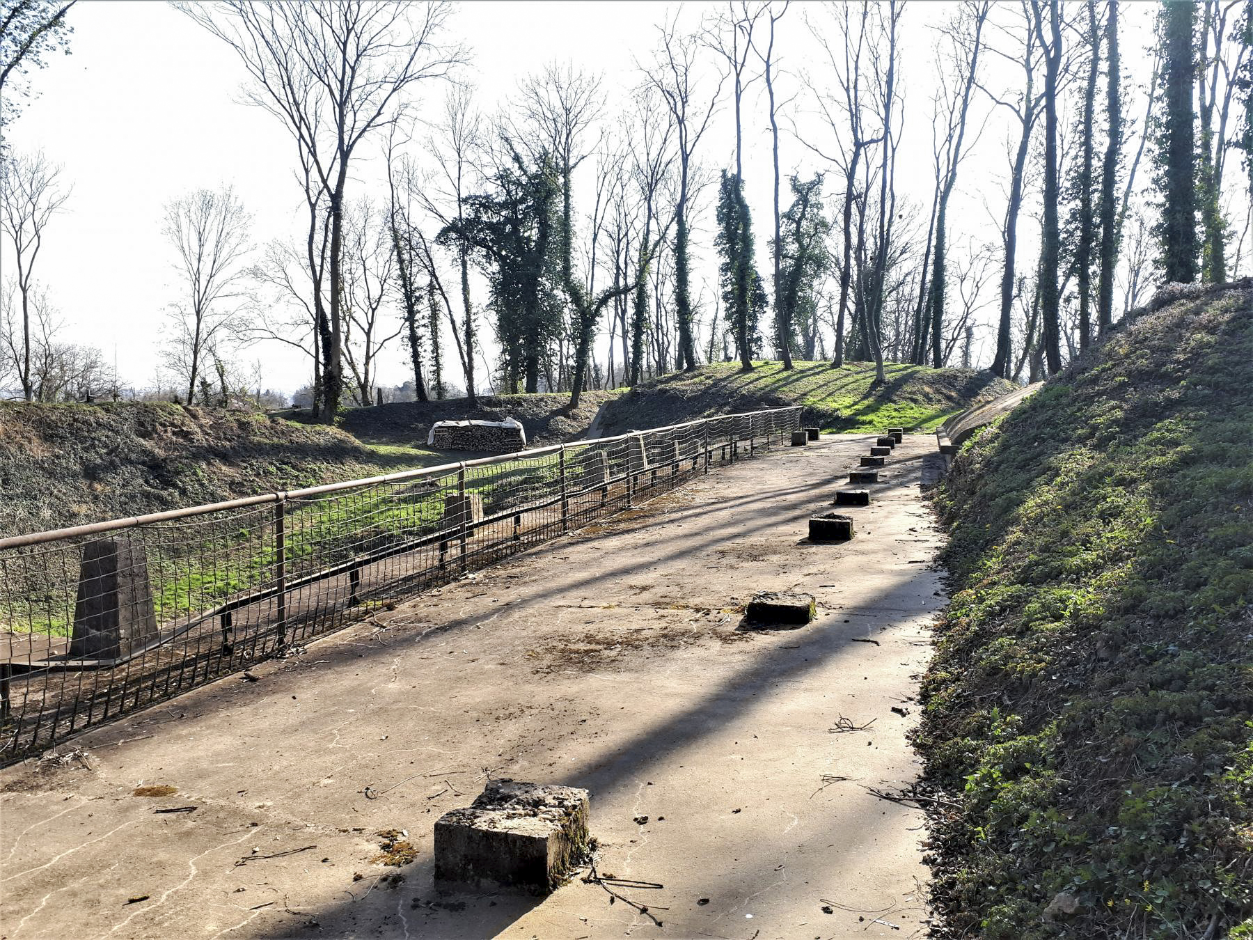Ligne Maginot - FORT DUCROT - (PC de Secteur) - La carapace bétonnée qui protège le PC