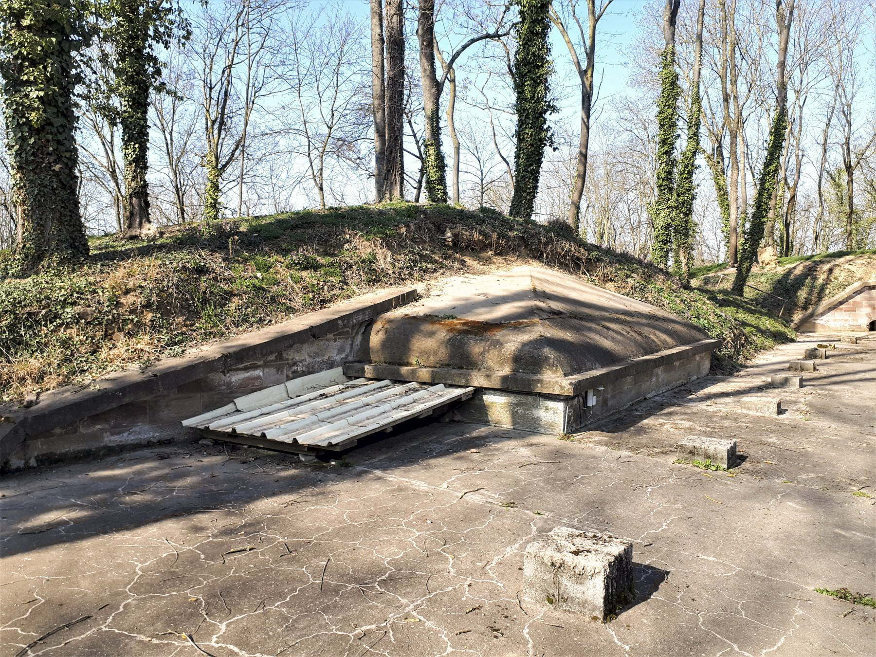 Ligne Maginot - FORT DUCROT - (PC de Secteur) - Traverse abri en partie recouverte par la carapace bétonnée