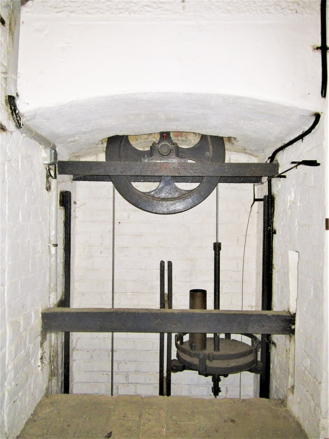 Ligne Maginot - FORT DUCROT - (PC de Secteur) - Traverse abri
Monte-charge à munitions