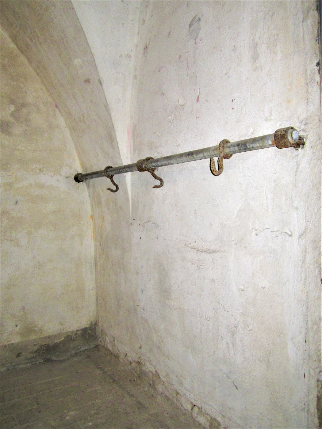 Ligne Maginot - FORT DUCROT - (PC de Secteur) - Crochets pour la suspension des hamacs