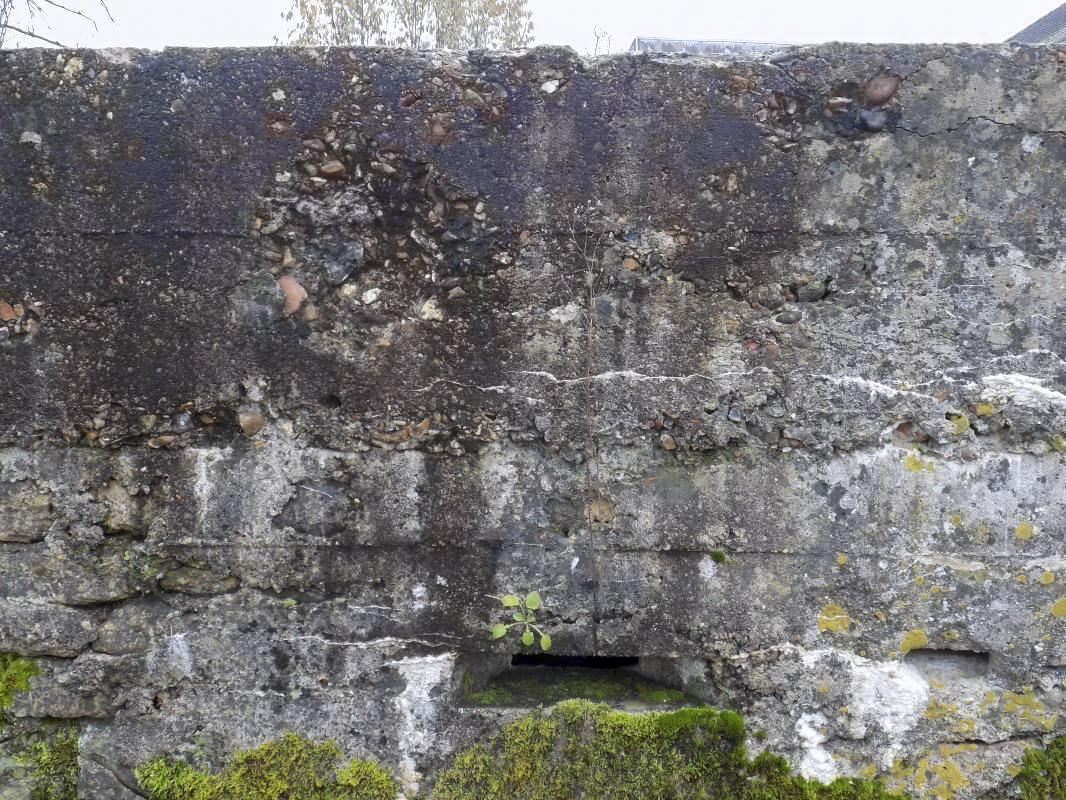 Ligne Maginot - B4 - CIMETIERE DE LA FERTE OUEST - (Blockhaus pour arme infanterie) - Embrasure frontale avec traces d'impacts 
