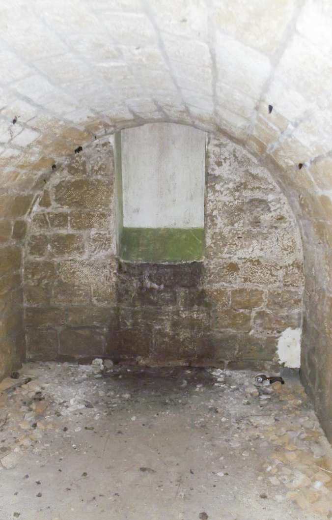 Ligne Maginot - CITADELLE DE MONTMEDY NORD - (Observatoire d'artillerie) - Abri traverse situé un peu en retrait de l'observatoire mais certainement utilisé en 1940 (l'accès au bastion est hors du circuit touristique et dangereux !!!!!!)