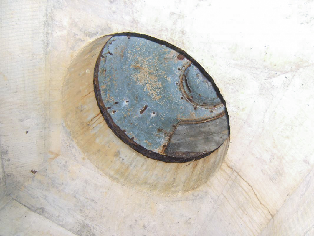 Ligne Maginot - CÔTE DE VIGNEULLES - (Observatoire d'artillerie) - Vue de dessous de la tourelle de FT Renault avec la peinture d'origine