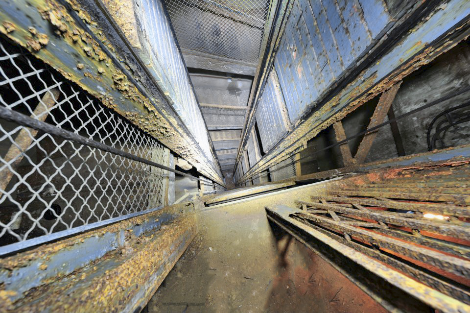 Ligne Maginot - MOLVANGE - A9 - (Ouvrage d'artillerie) - Entrée hommes
Le cage du monte-charge - GOERGEN Claude