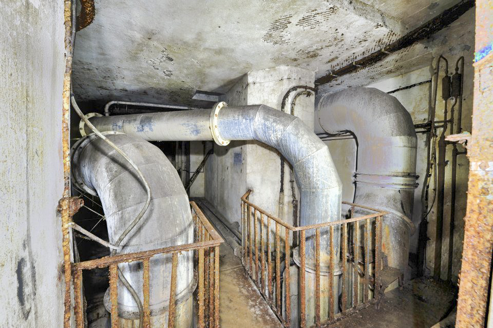 Ligne Maginot - MOLVANGE - A9 - (Ouvrage d'artillerie) - Entrée hommes
Dans l'ordre de G à D, les conduits d'air vicié , d’échappement de l'usine et d'air neuf - GOERGEN Claude