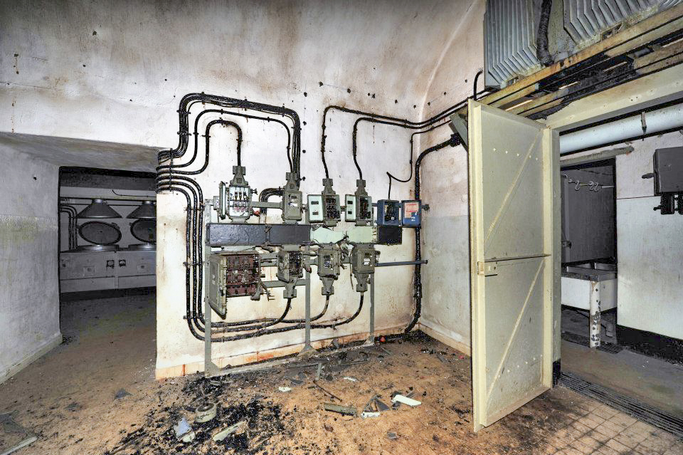 Ligne Maginot - MOLVANGE - A9 - (Ouvrage d'artillerie) - La cuisine
tableau électrique - GOERGEN Claude