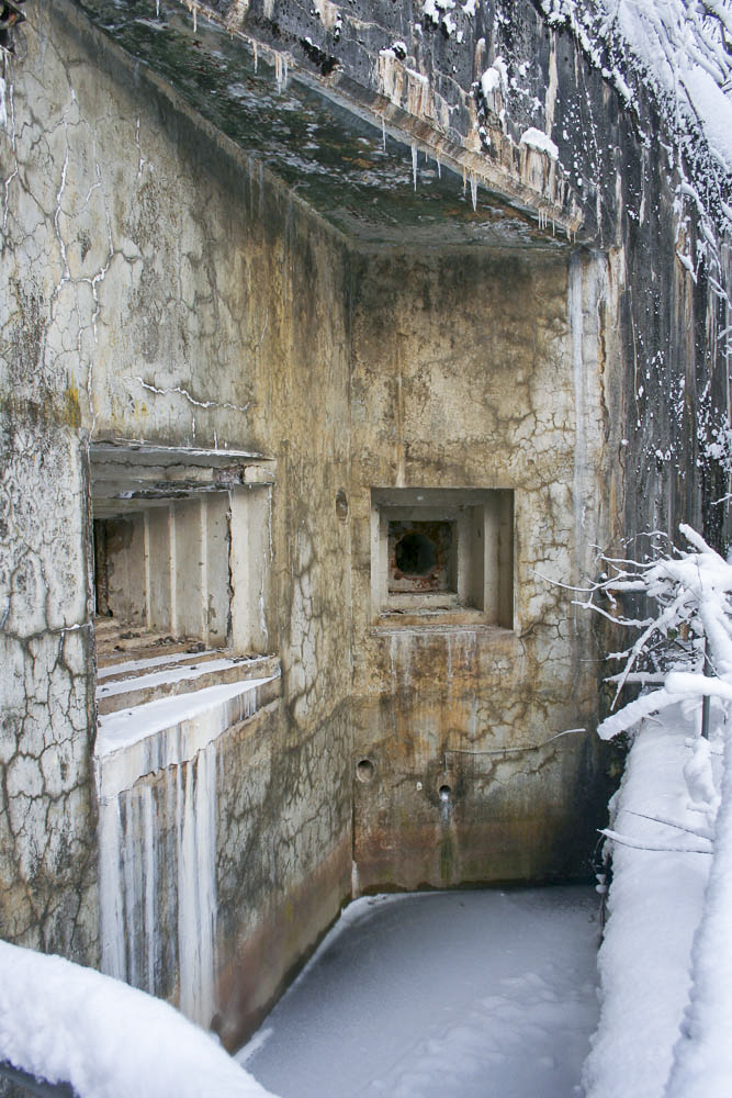 Ligne Maginot - MOLVANGE - A9 - (Ouvrage d'artillerie) - Entrée munitions
Fossé diamant  - Michel Teiten