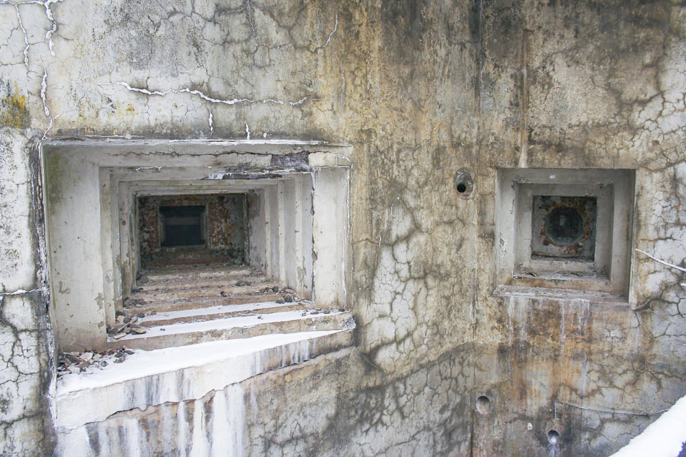 Ligne Maginot - MOLVANGE - A9 - (Ouvrage d'artillerie) - Entrée des munitions
Créneaux de droite : JM / AC47 et FM - Michel Teiten