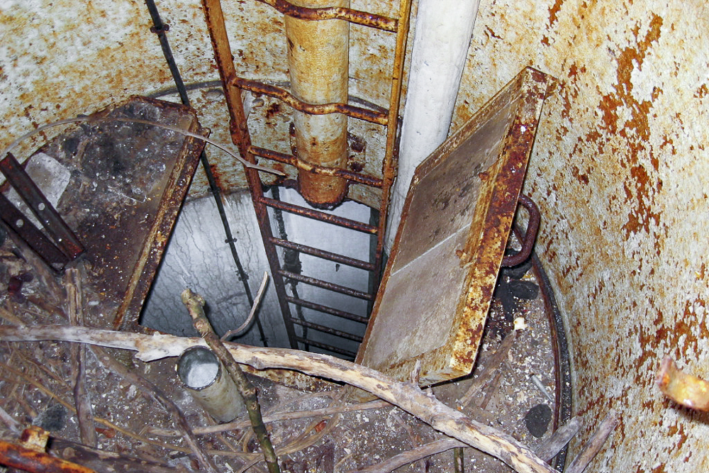 Ligne Maginot - MOLVANGE - A9 - (Ouvrage d'artillerie) - Entrée des munitions
Vue à travers un créneau de l'une des cloches GFM