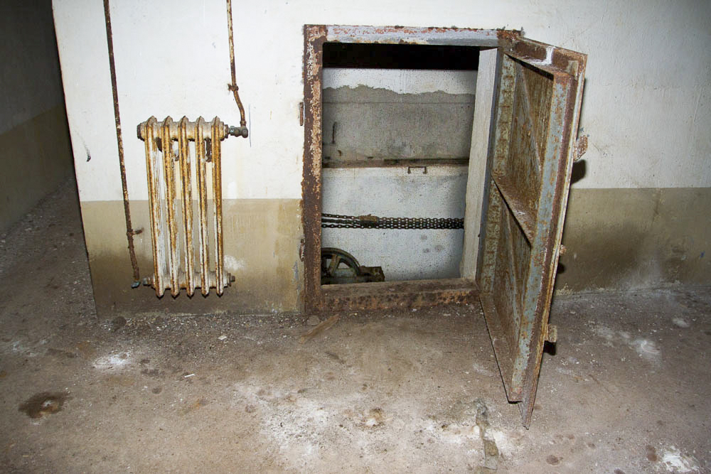 Ligne Maginot - MOLVANGE - A9 - (Ouvrage d'artillerie) - Entrée munitions
Entrée du local du treuil d'effacement du pont  dont on voit les chaines - Michel Teiten