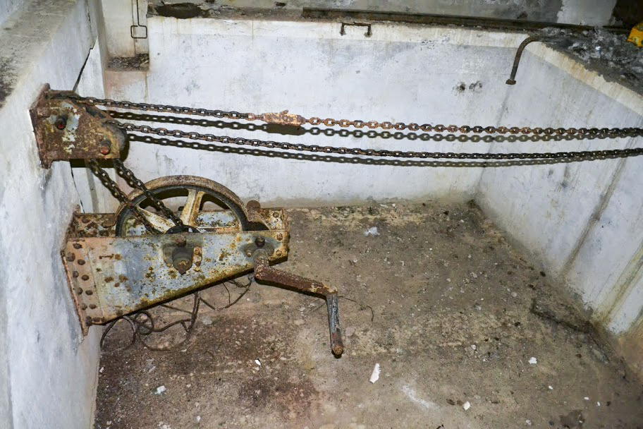 Ligne Maginot - MOLVANGE - A9 - (Ouvrage d'artillerie) - Entrée des munitions
Mécanisme du pont à effacement latéral