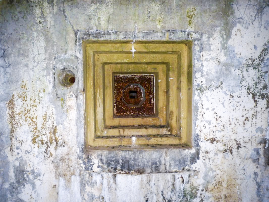 Ligne Maginot - MOLVANGE - A9 - (Ouvrage d'artillerie) - Entrée des hommes
Un créneau pour FM 24/29