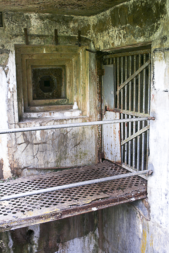 Ligne Maginot - MOLVANGE - A9 - (Ouvrage d'artillerie) - Entrée des hommes
Vue latérale de la passerelle rétractable dominée par un créneau FM de défense rapprochée dans l'axe du fossé diamant