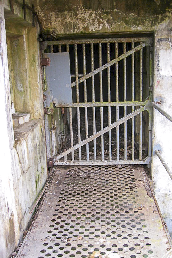Ligne Maginot - MOLVANGE - A9 - (Ouvrage d'artillerie) - Entrée des hommes
Passerelle rétractable au-dessus du fossé diamant et grille de défense Type 9