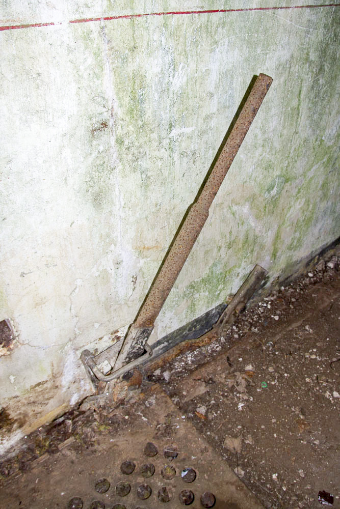 Ligne Maginot - MOLVANGE - A9 - (Ouvrage d'artillerie) - Entrée des hommes
Levier pour le fonctionnement de la passerelle rétractable - Michel TEITEN