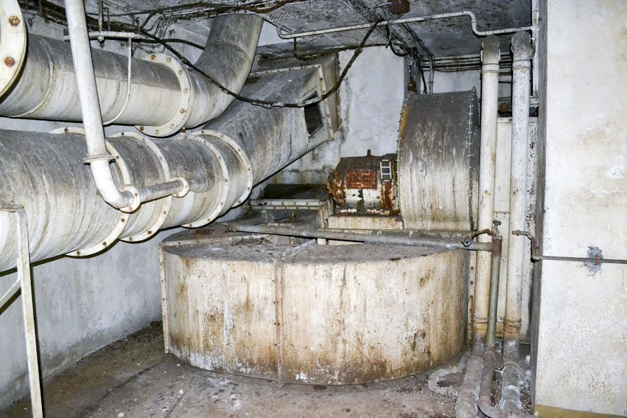 Ligne Maginot - MOLVANGE - A9 - (Ouvrage d'artillerie) - Entrée des hommes
La sortie de l'échappement (en haut)
Le rejet de l'air usé au milieu et l'aéro-refroidisseur pour les moteurs de l'usine en partie basse